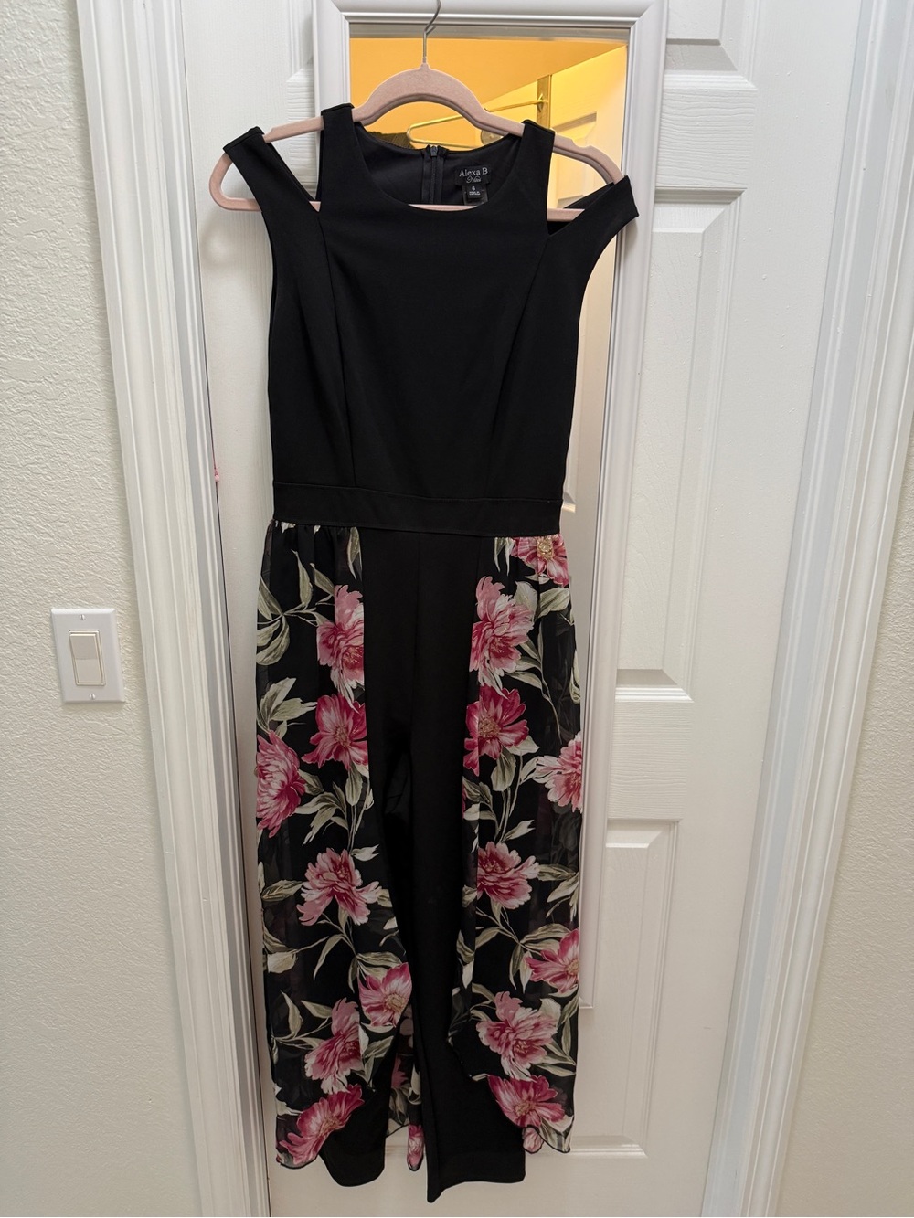 Alexa B Notes size 6 Black Floral Cold-Shoulder Jumpsuit